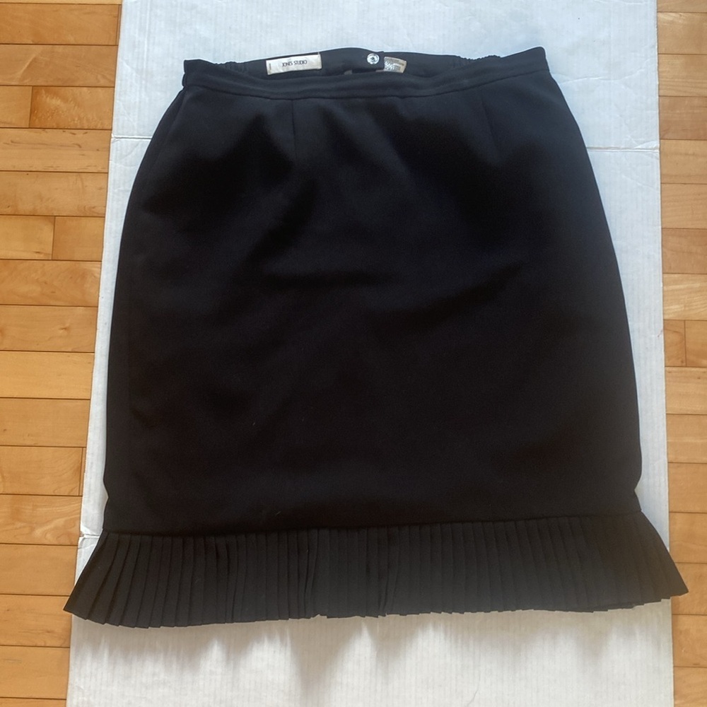 JONES STUDIO polyester fully lined Black Pencil Skirt with Pleated Hem Size 18W
